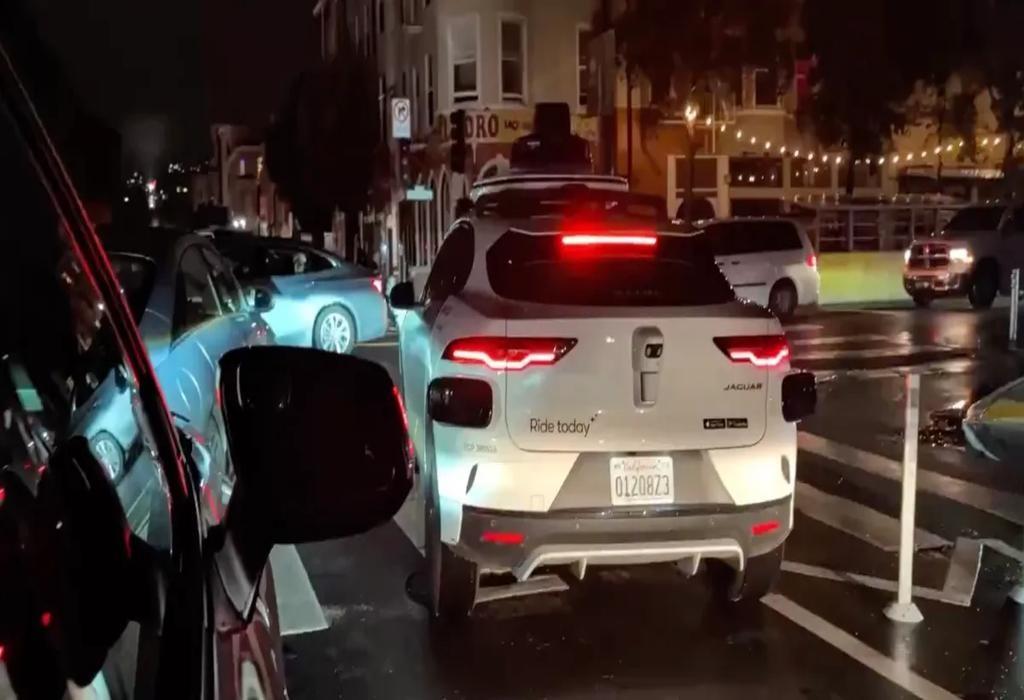 تعلیق خدمات ویمو به دلیل قطعی برق و توقف ربات تاکسی در سانفرانسیسکو