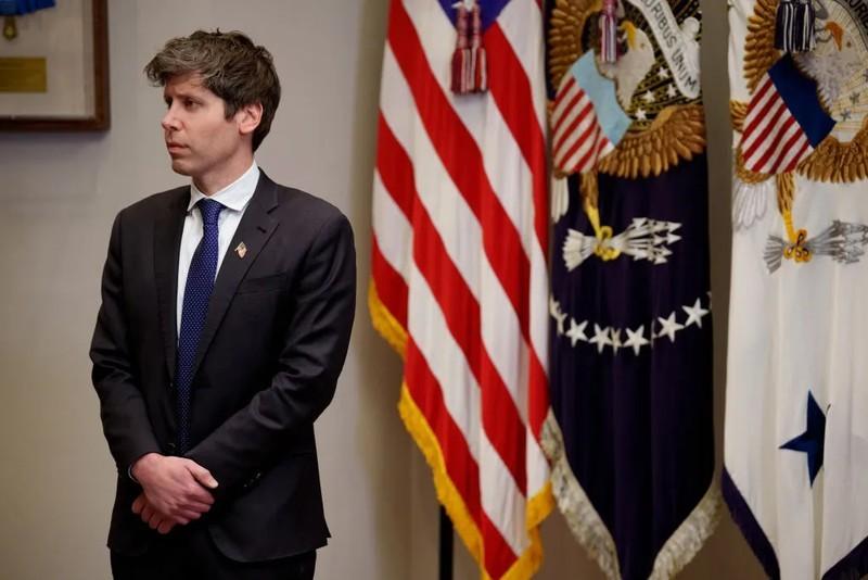 سام آلتمن، مدیرعامل OpenAI، در یک کنفرانس خبری در کنار دونالد ترامپ، رئیس جمهور آمریکا، درباره واقعیت های هوش مصنوعی.