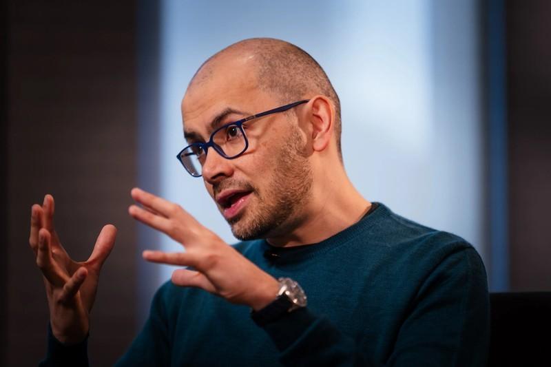 دمیس هاسابیس، مدیرعامل DeepMind Technologies، در حال بحث در مورد واقعیت های هوش مصنوعی و مدل های کسب وکار.