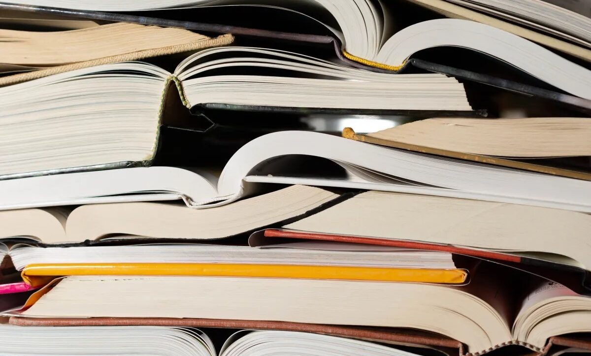 جنجال کتاب هوش مصنوعی و لغو انتشار رمان دختر خجالتی توسط هچت