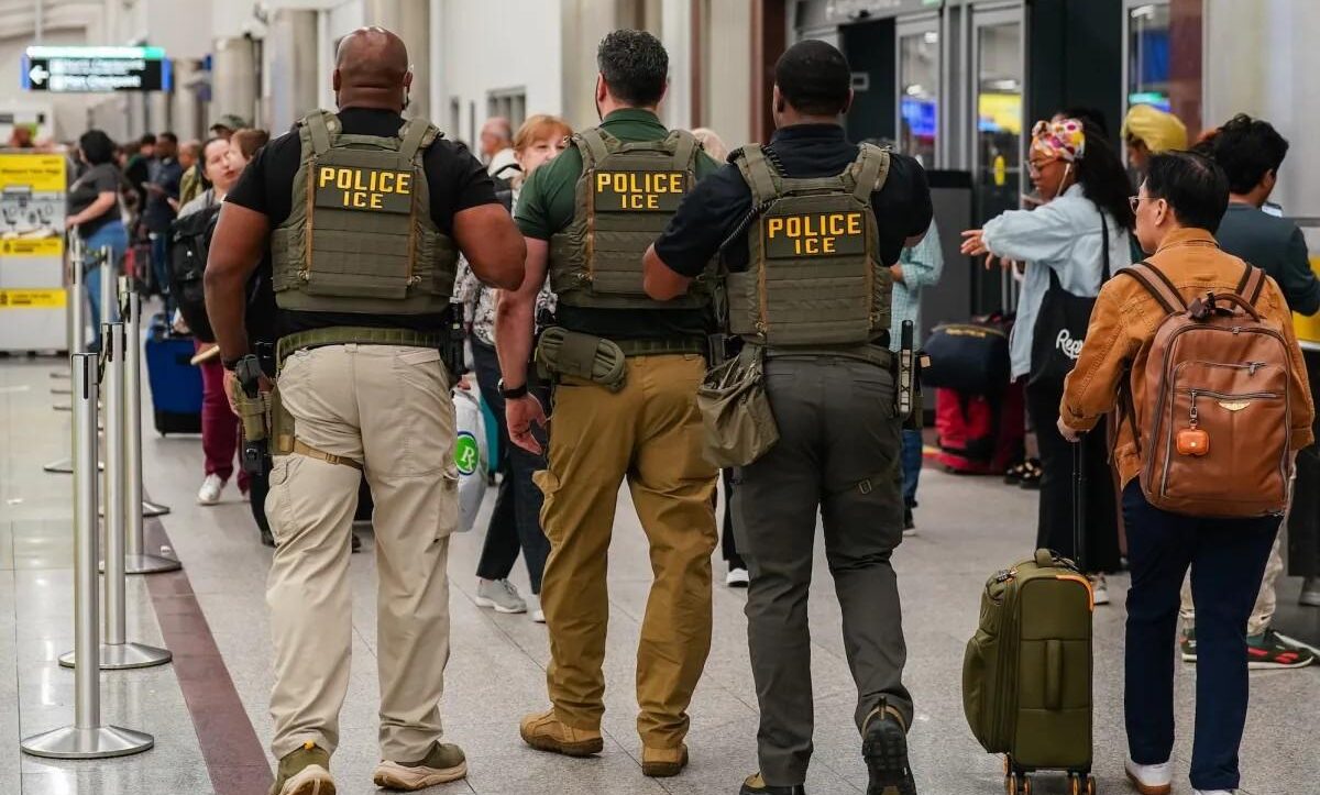 حضور ماموران مهاجرت در فرودگاه های آمریکا و بازداشت مسافران در پی تعطیلی دولت
