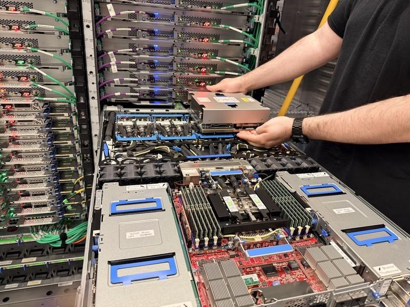 رقابت ترینیوم با انویدیا: تور آزمایشگاه تراشه AWS آستین، سلد (Sled) به همراه قطعات