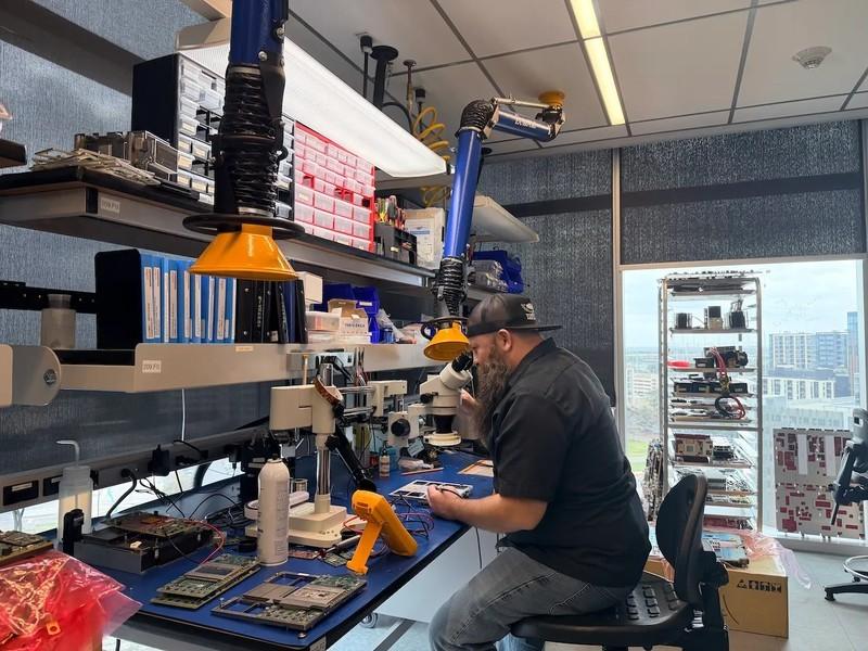 رقابت ترینیوم با انویدیا: تور آزمایشگاه تراشه AWS آستین، ایستگاه لحیم کاری